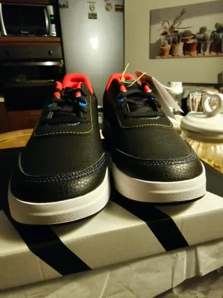 Scarpe Adidas nere e rosse