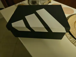 Scarpe Adidas nere e rosse