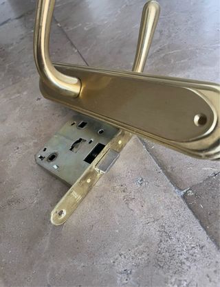 Picaporte y manillas doradas