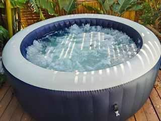 Jacuzzi inflable azul y blanco