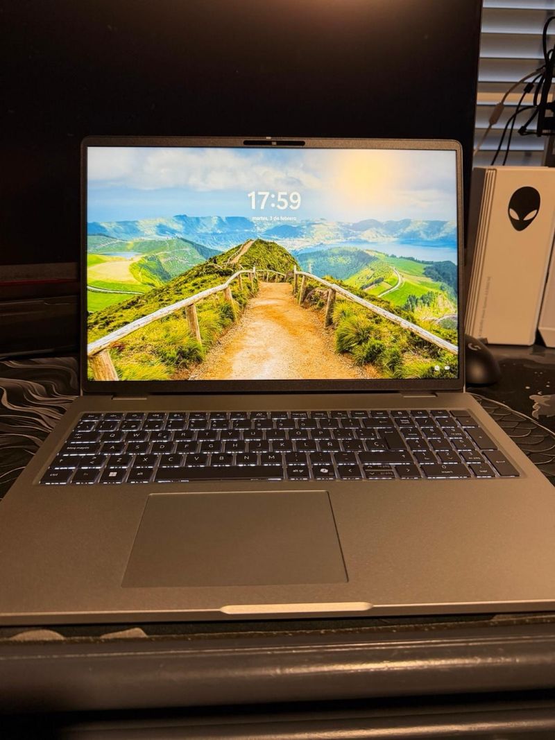 Portátil Dell Pro 16 Gris