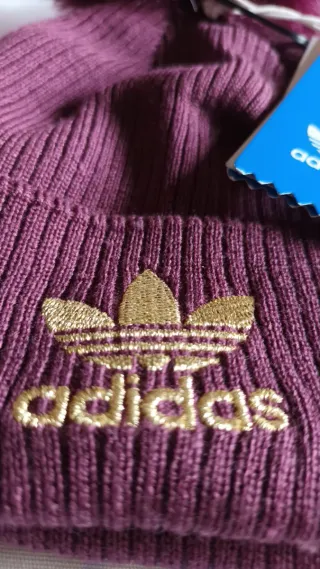 Gorro Adidas con pompón morado y logo dorado