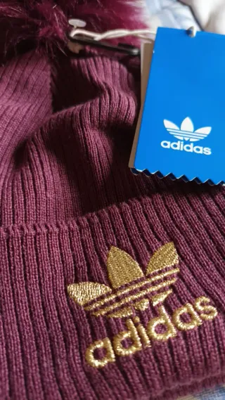 Gorro Adidas con pompón morado y logo dorado