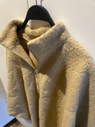 Sudadera tipo poncho Zara borreguito beige