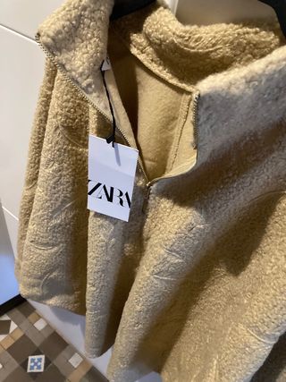 Sudadera tipo poncho Zara borreguito beige