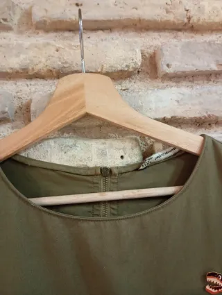 Camisa Zara TRF verde militar con parches
