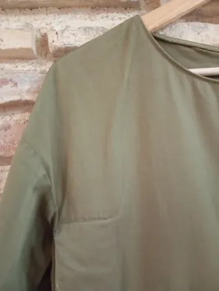 Camisa Zara TRF verde militar con parches