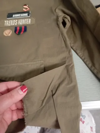 Camisa Zara TRF verde militar con parches