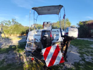 Barco a motor con remolque