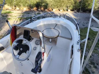 Barco a motor con remolque