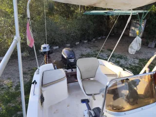 Barco a motor con remolque