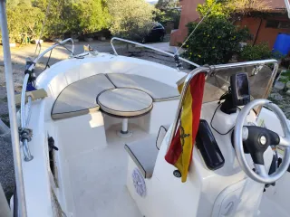 Barco a motor con remolque