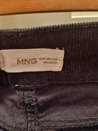 Pantalón de pana negro de Mango