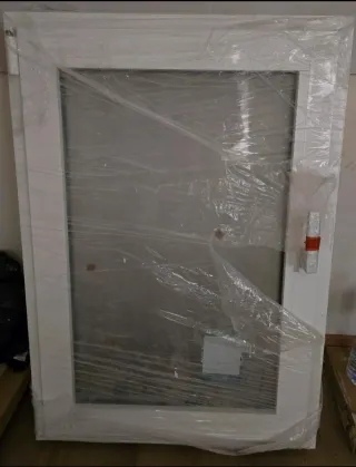 Ventana oscilobatiente blanca