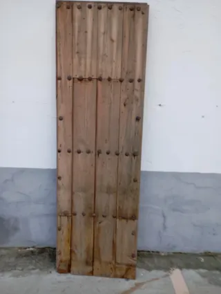 Puerta antigua madera con adornos clavos