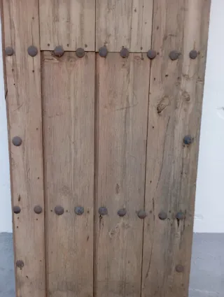 Puerta antigua madera con adornos clavos