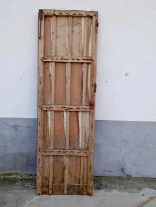 Puerta antigua madera con adornos clavos
