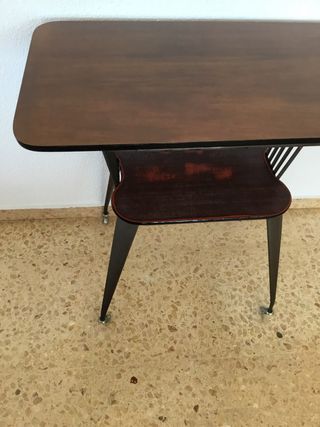 Mesa auxiliar con ruedas