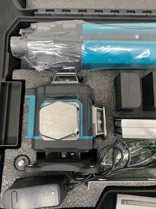 Nivel láser con trípode y maletín