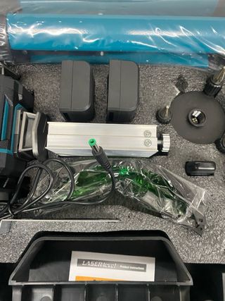 Nivel láser con trípode y maletín