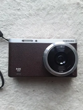 Retro cámara digital sin espejo Samsung NX Mini
