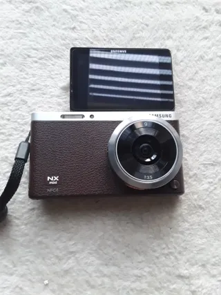 Retro cámara digital sin espejo Samsung NX Mini
