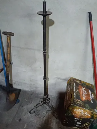 Pie de lámpara de metal forja con instalación eléc