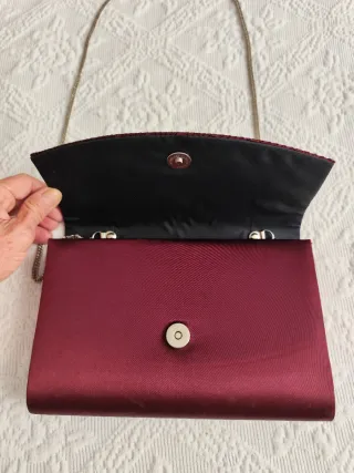 Bolso de fiesta color berenjena con cadena platead