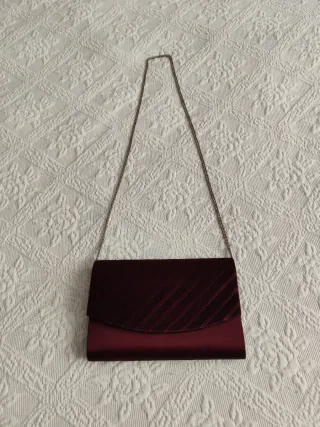 Bolso de fiesta color berenjena con cadena platead