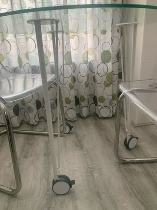 Mesa redonda cristal y 2 sillas