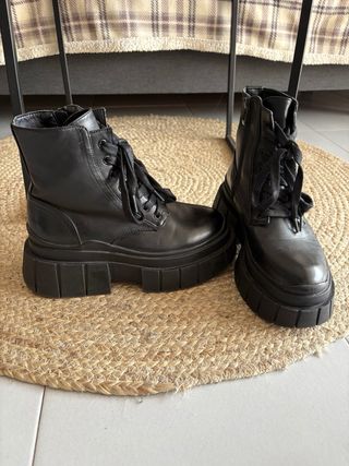 Borcegos negros mujer