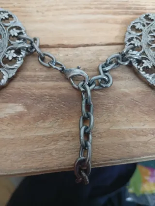 Cinturón con medallones y piedra turquesa