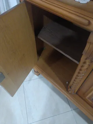 Mueble de madera tallada