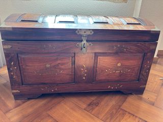 Baúl de madera con marquetería