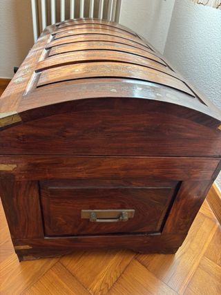 Baúl de madera con marquetería