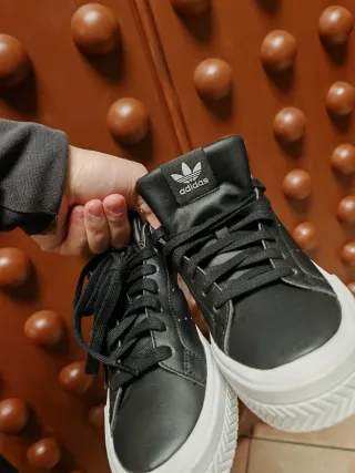 Scarpe Adidas Court nere e bianche