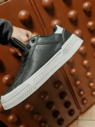 Scarpe Adidas Court nere e bianche