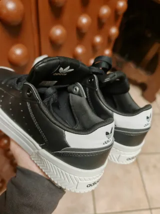 Scarpe Adidas Court nere e bianche