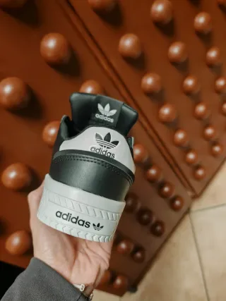 Scarpe Adidas Court nere e bianche