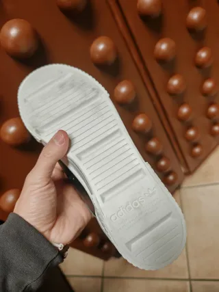 Scarpe Adidas Court nere e bianche