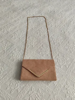 Bolso fiesta color maquillaje con cadena dorada.