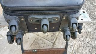 Maleta mediana negra con ruedas