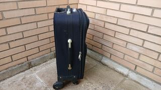 Maleta mediana negra con ruedas