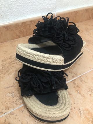 Sandalias planas negras y beige