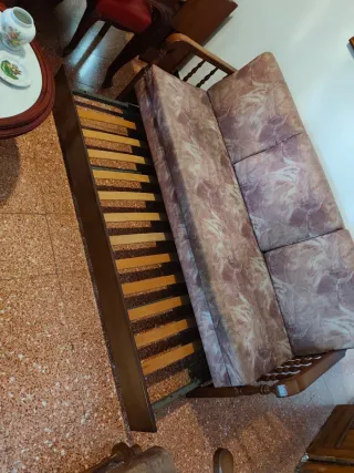 Sofá cama de salón madera y tela y dos mecedoras