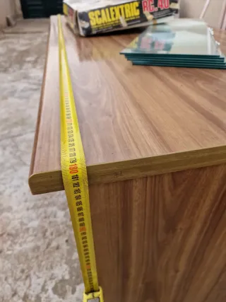 Escritorio de madera con cajones