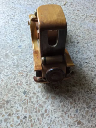 Coche de madera artesanal