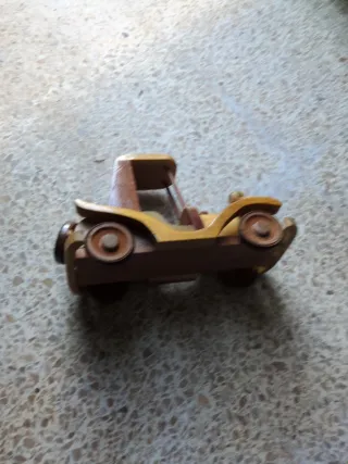 Coche de madera artesanal