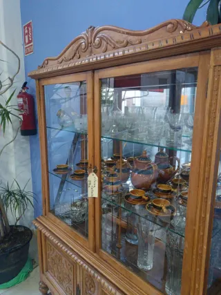 Vetrina in legno intagliato con cristallo