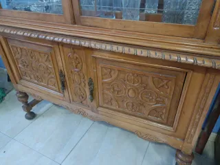 Vetrina in legno intagliato con cristallo